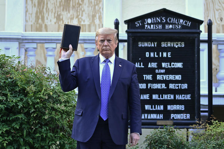 El presidente Donald Trump no siempre resultó convincente al intentar presentarse como un hombre de fe (AFP/Getty)